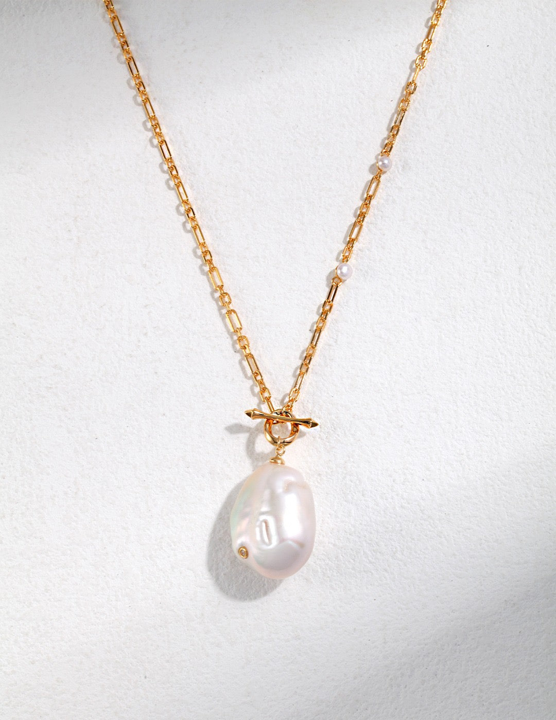 Baroque pearl necklace